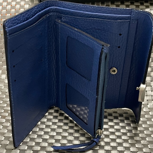 Peter Kent Tri Fold Wallet - Picture 2 of 5